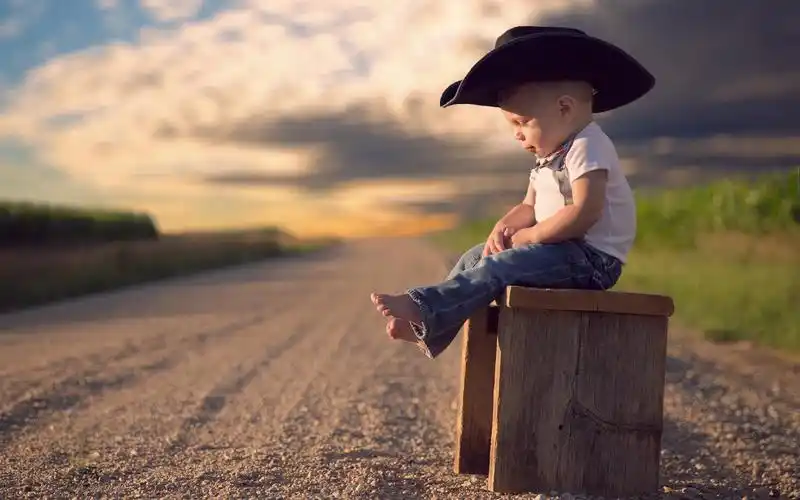 精选外国小男孩帅气可爱人物电脑桌面壁纸