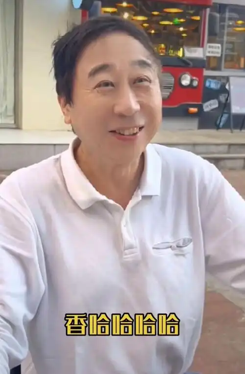 64岁冯巩坐垃圾桶旁吃路边摊穿着朴素接地气人来人往无人认出