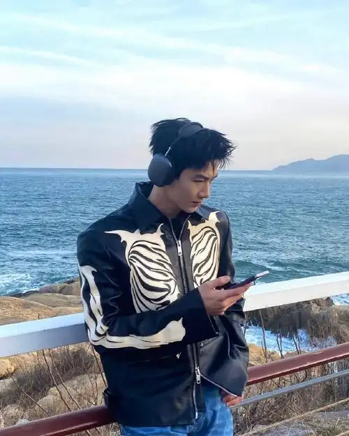 白敬亭ins更新海边听歌侧颜照