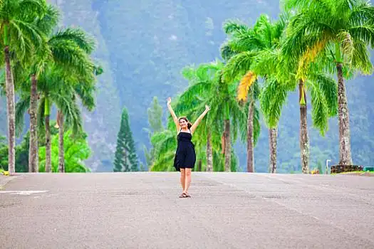 少女,走,棕榈树,排列,道路,抬臂,夏威夷,美女,混血,上方,优雅,黑色