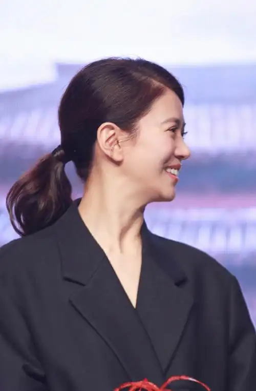 47岁袁咏仪只是换了发型,土大妈秒变气质女神,看了也想换发型了