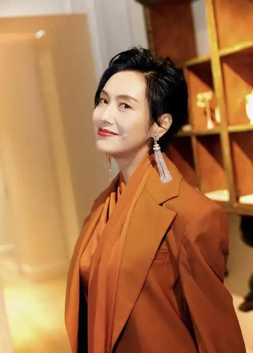 朱茵终于换风格身穿oversize西装套装亮相短发造型a爆了