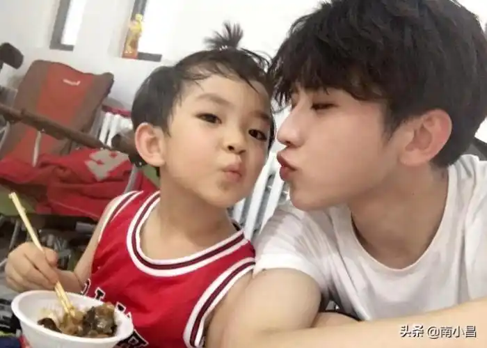 蔡徐坤不费吹灰之力便轻松取代鹿晗第一流量小生的位置,如愿