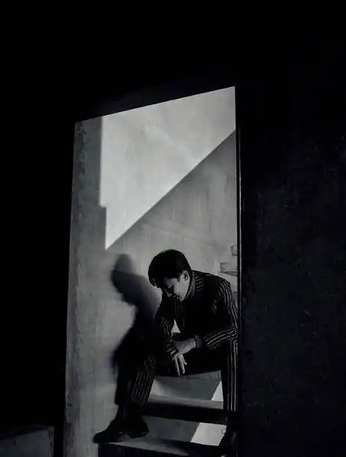 原创57岁梁朝伟皱纹都是魅力点西装造型儒雅内敛丝毫不见影帝架子