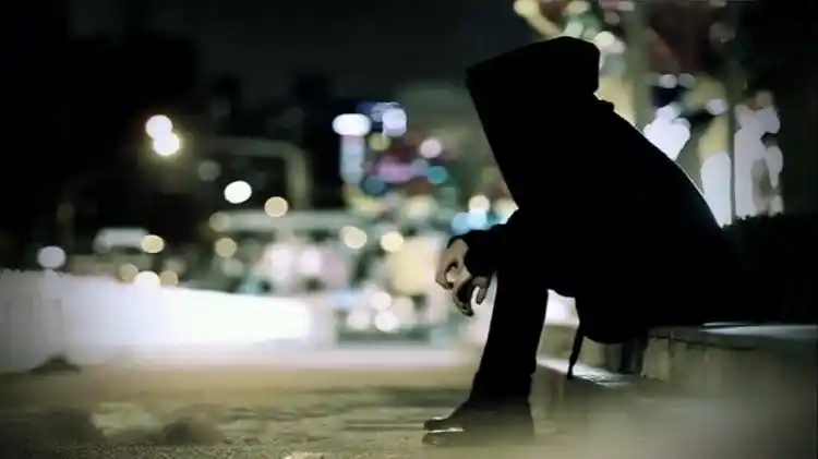 他们谁也没有再移动一步,默默地注视着彼此,列车启动了,他转身