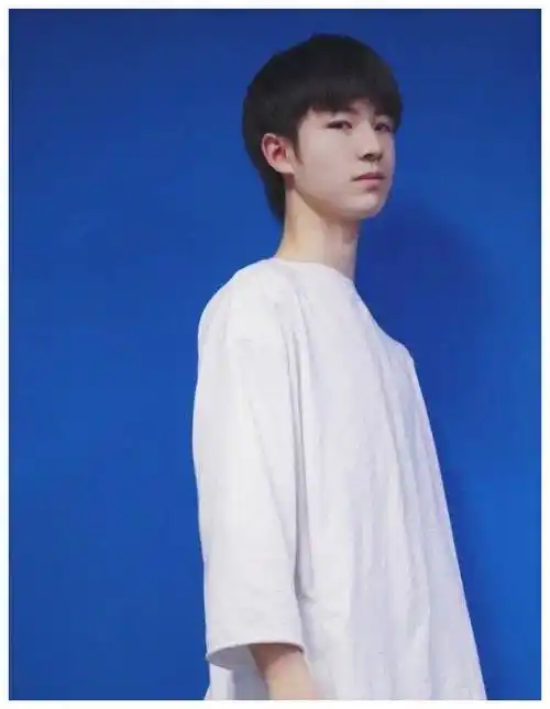 9岁时被嫌丑,如今长大后帅到认不出!_黄誉博_青多多_t恤