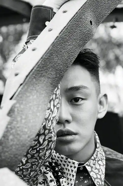 刘亚仁帅气撩人时尚杂志封面大片