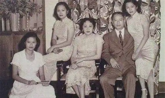 慢慢地,他和盛爱颐变得熟悉,后来回忆起第一次见到盛爱颐的时候,他说