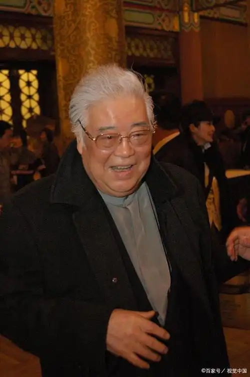 于洋近照曝光,鼻子插管健康惹忧,女儿紧急回国相