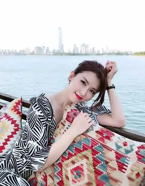 45岁徐洁儿,身材饱满性感韵味十足!