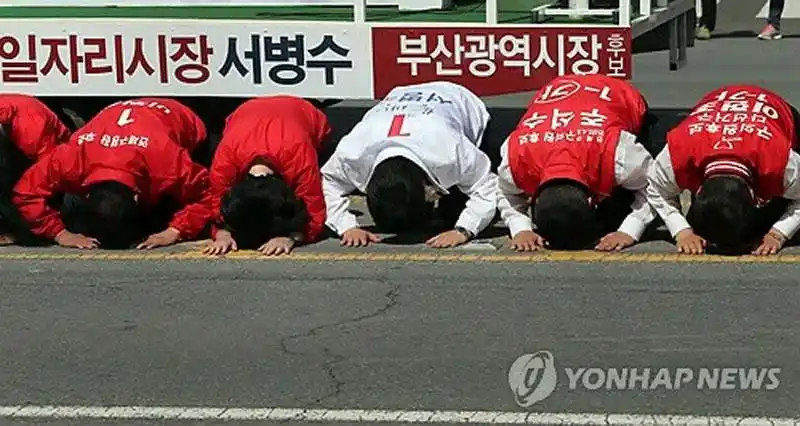 高清:韩国地方选举 候选人冒雨向选民下跪行大礼【4】