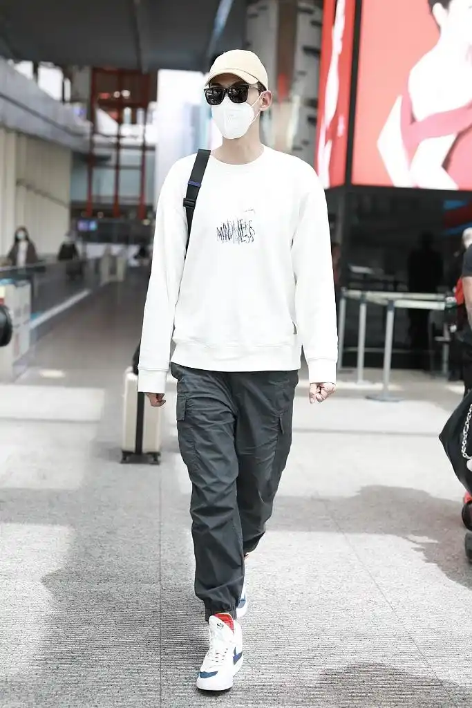 组图:唐晓天装扮干净高大帅气 架黑超快走赶路气场似总裁