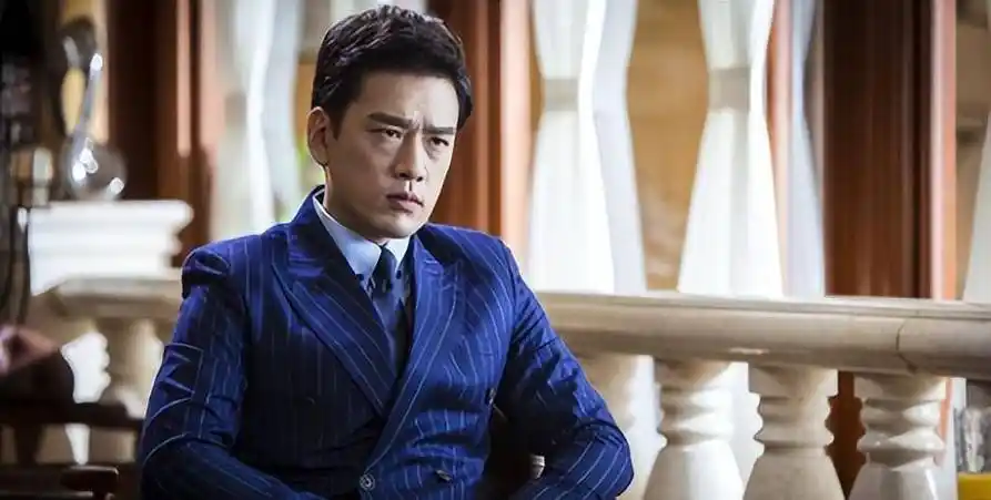 明明演技一般,却被吹成"老戏骨",这5位演员,演什么都一个样_靳东