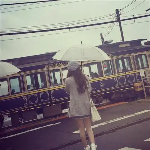 伤感女生转身离开的背影图片