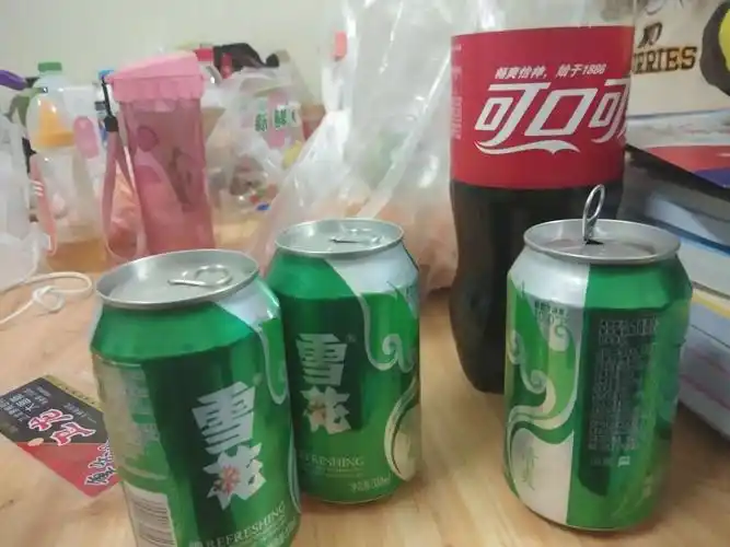 这是元旦晚上 舍友买的啤酒 只有我没有喝完 真的不是很喜欢喝 不理解