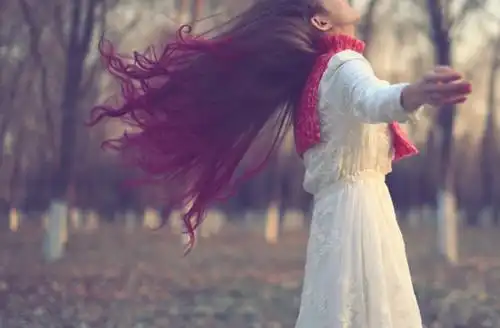 回眸一笑百媚生小清新,女生图片-唯美图库