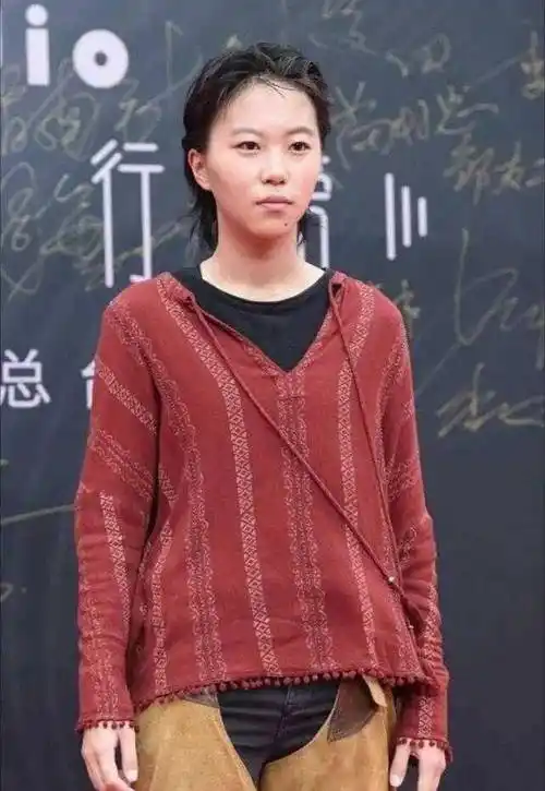 原创王菲大女儿窦靖童好奇葩穿t恤短发发带居然还背3个包包