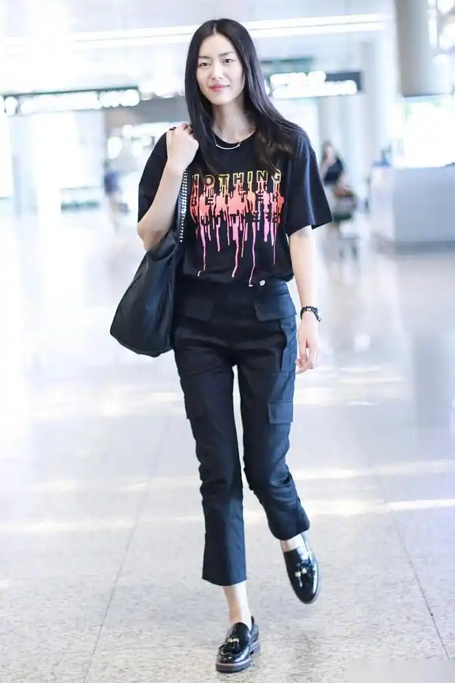 刘雯机场街拍,依然是舒适简洁的一贯风格.不夸张不抢眼,"清流"般悦目.