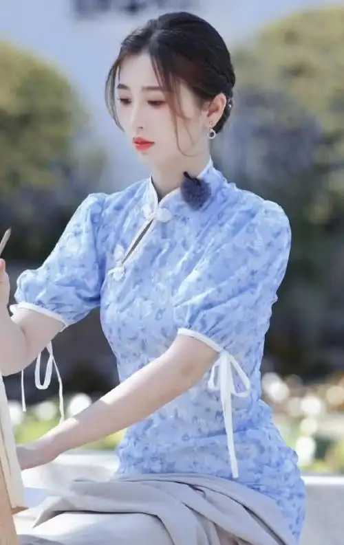 虞书欣穿古典淡蓝旗袍魅力大气