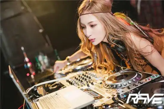 夜店性感美女dj打碟写真照片