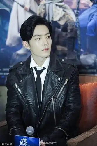 肖战穿衬衫领带配皮衣低头浅笑温柔帅气