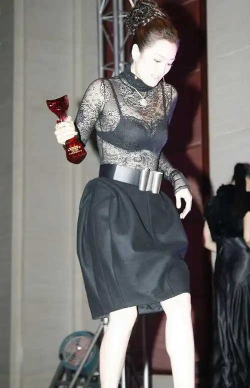 巩俐为秀身材好拼!穿蕾丝半透装配廓形裙,窈窕身姿太"保鲜"