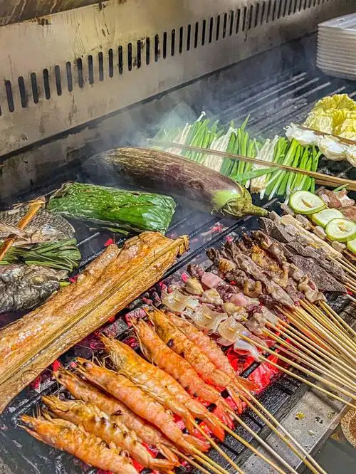 西双版纳本地人扎堆堆的傣味烧烤1r便宜哭