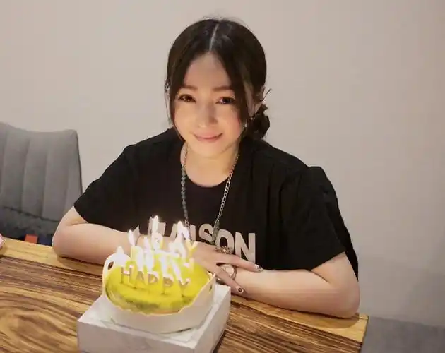 6月26日深夜时分,知名女歌手张韶涵通过微博给妹妹张韶轩送上了生日