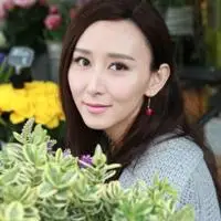 女演员胡静微信头像图片 长发妩媚在花海写真