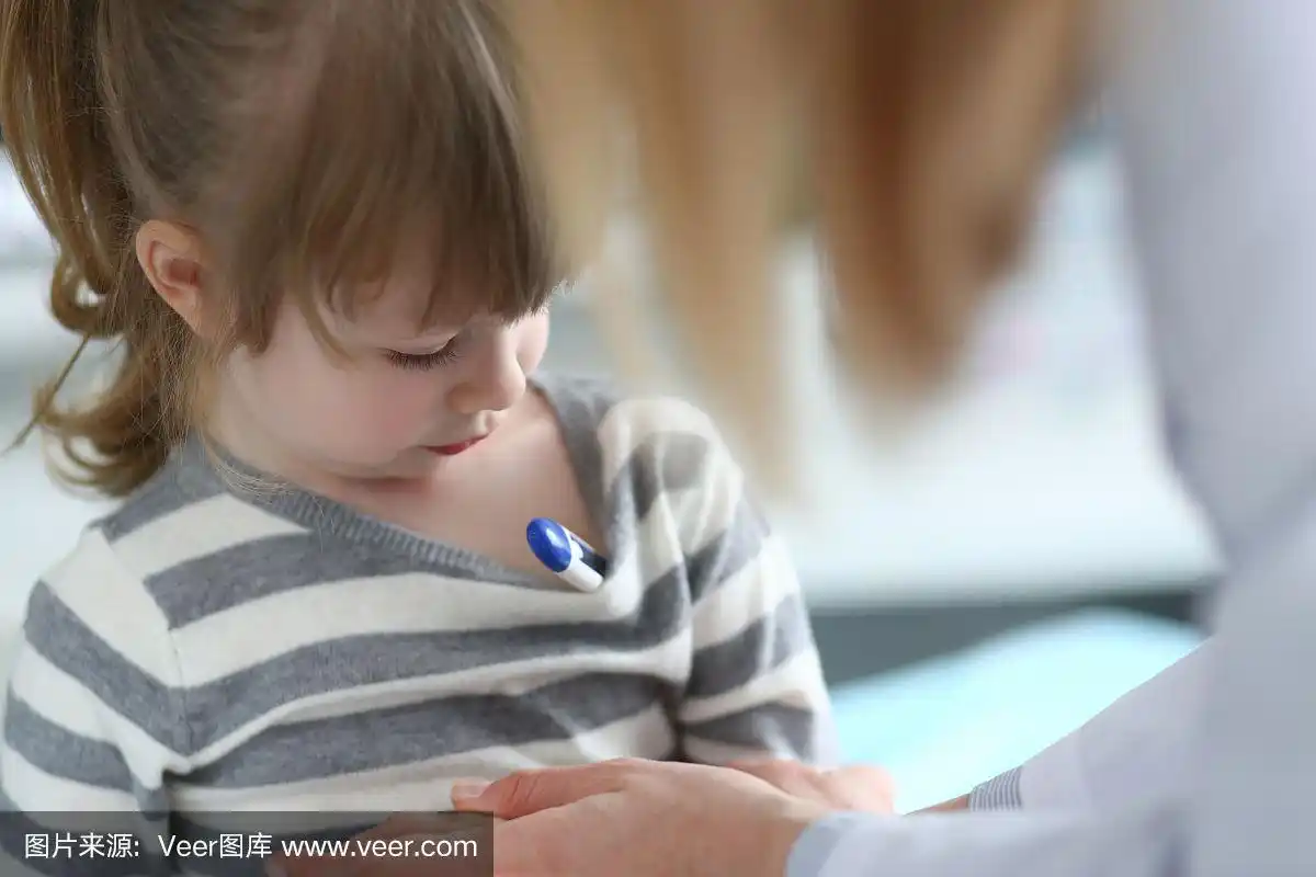 可爱的沉思小女孩腋下夹着体温计