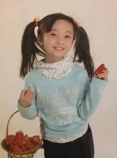 翻看林妙可照片,发现她小时候长得巨可爱.