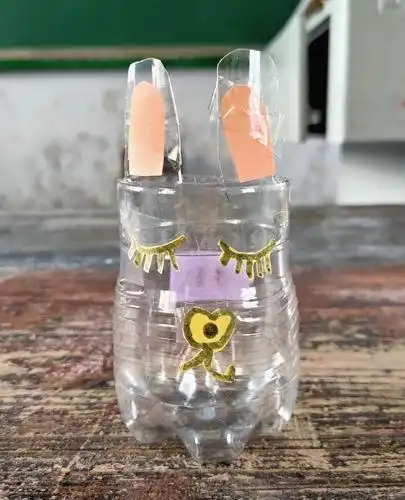 漆嘉鑫用塑料瓶做成可爱的兔子笔筒,呆萌呆萌的.