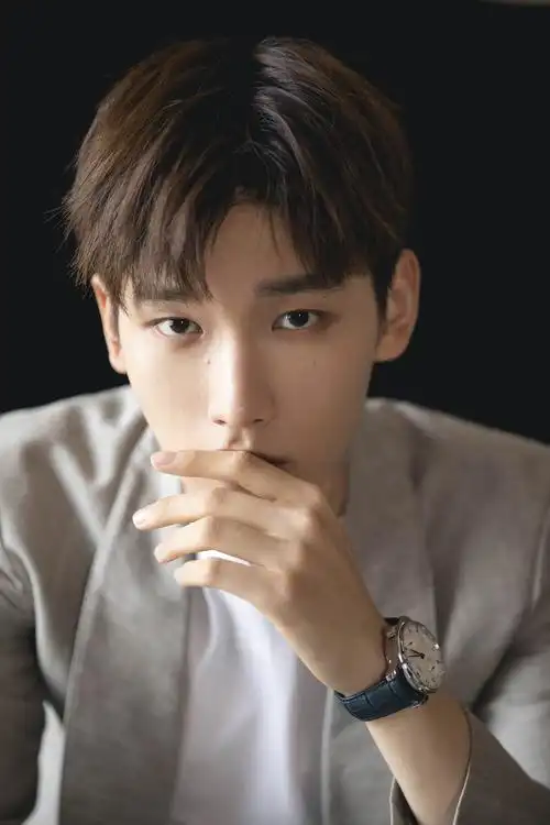 邢昭林最新写真曝光 悠然自在似夏日清风