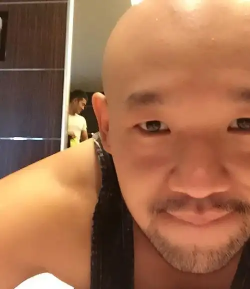 李代沫在健身房练得死去活来,与教练合影遭调侃!