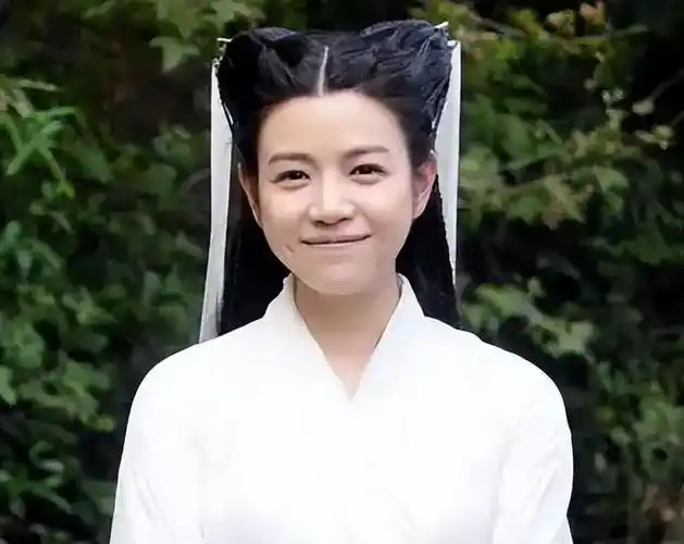 似乎在照搬其他电视剧的造型,这种前后不搭的造型设计无疑使陈妍希的