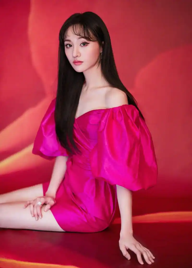 郑爽玫红露肩短裙,超好看呀 冬日里的一抹玫红色公主,风格百变小爽!