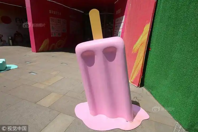 重庆一商场现"巨型雪糕" 造型逼真引人注目