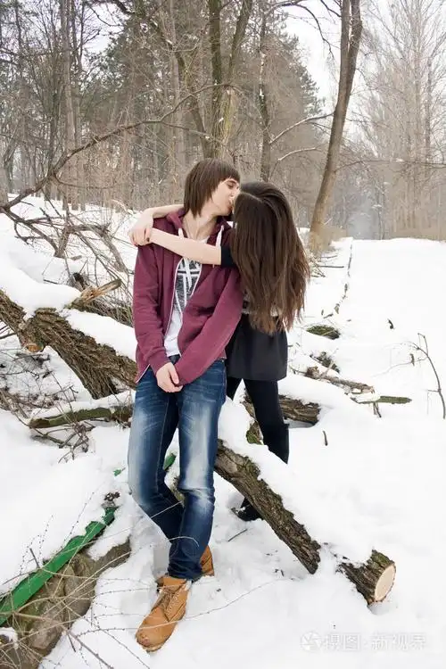 相爱的双方的温柔深情的吻