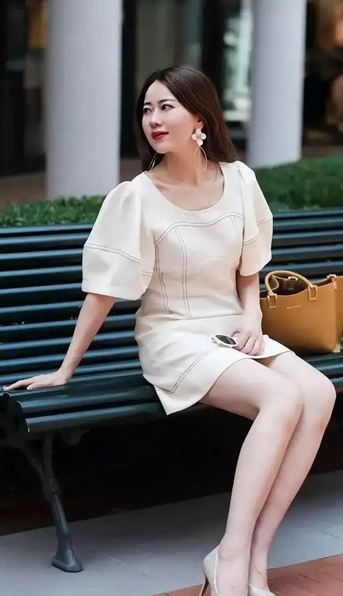 端庄大气,妩媚成熟