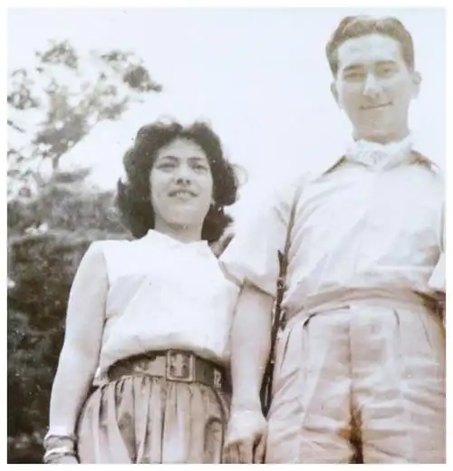 6月底,何超仪就放出了父亲参加自己婚礼的照片