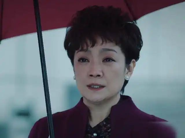 王海燕离开富商老公后带24亿财产转嫁张嘉译如今51岁活得潇洒