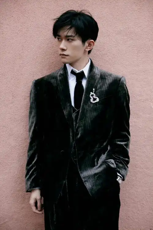 易烊千玺极品侧颜