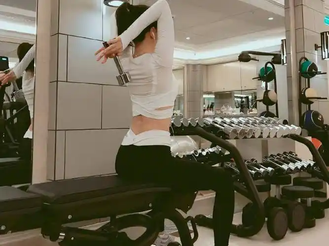 秦岚惊艳现身,"举铁"展示铁质魅力,引爆全场!_健身_挑战_肌肉