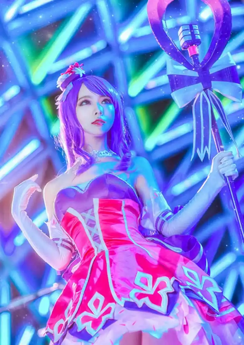 cos秀#偶像歌手版《王者荣耀》"王昭君"闪亮登场,非常时尚的"偶像"