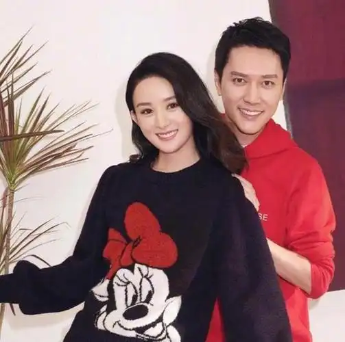 赵丽颖与老公合体出游,冯绍峰全程伶包服侍,颖宝穿个性装秀身材