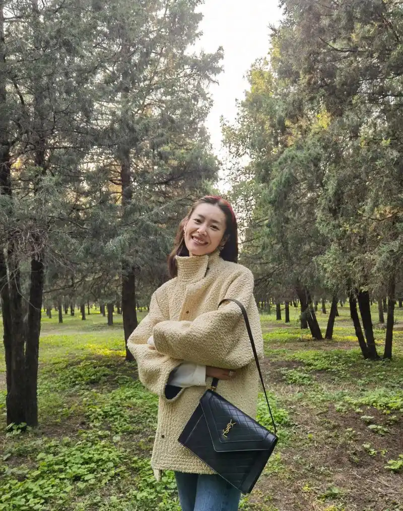 刘雯的穿搭带着纹理,还有简约和时尚感.