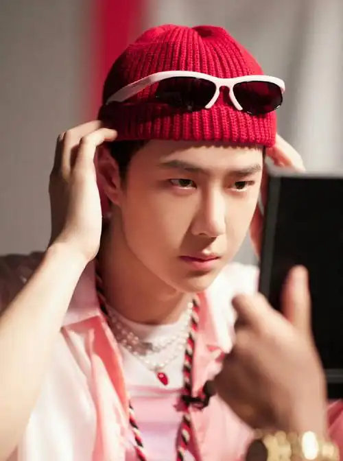 戴墨镜照镜子的酷小汁一枚吖#王一博的考古日常