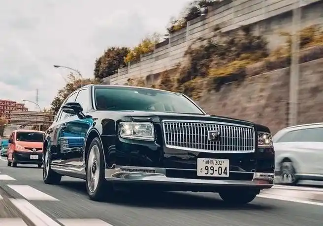 海外媒体曝光了一组丰田世纪的实车街拍图,该车作为丰田的旗舰级轿车