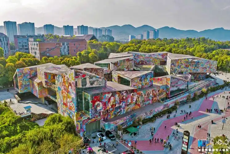 重庆罗中立美术馆用色大胆 造型炫酷(组图)