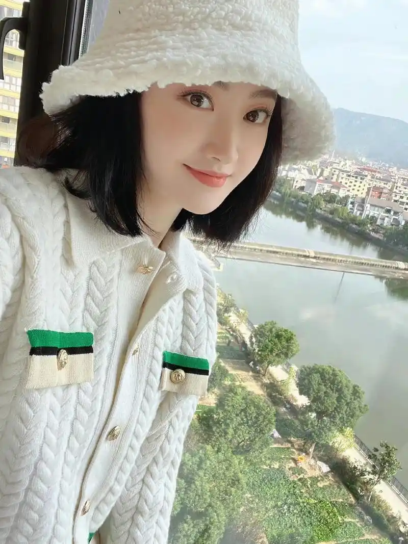 景甜短发造型晒自拍,针织开衫搭配毛绒渔夫帽,又甜又美!